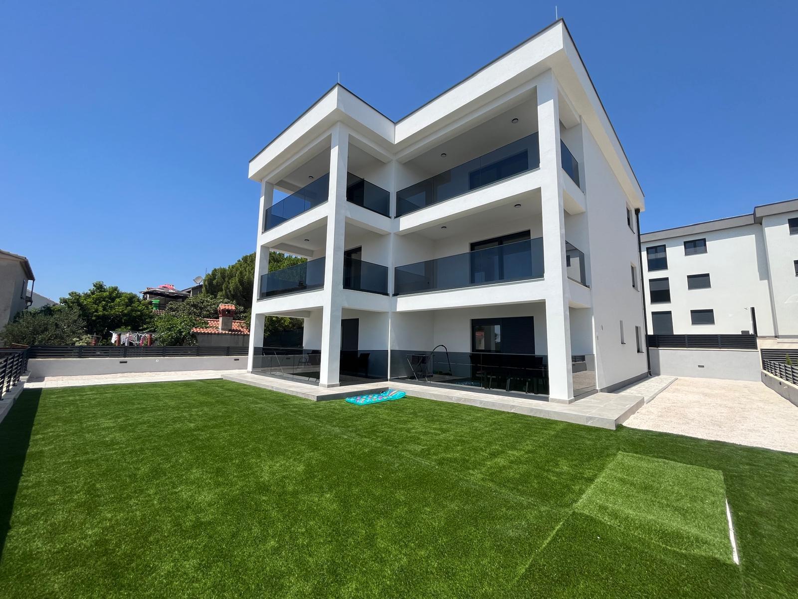 ROGOZNICA (Zečevo Rogozničko), vrhunski 3S stan, 103 m2, 150 m do mora